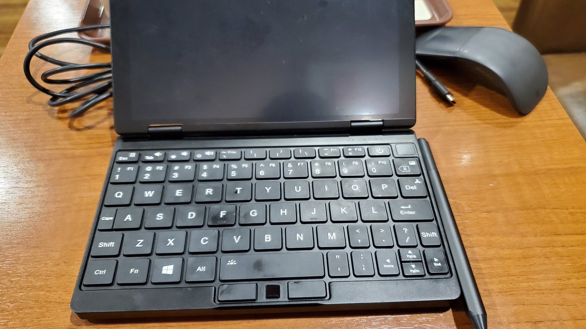 kohsuke_hada's tweet photo. 突然 #OneMix3S のキーボードとトラックポイントが反応しなくなって焦った。
なぜか #SurfacePen が左にくっついてると動かなくなるっぽい。試しに右側にくっつけたら画面が消えた(笑)
小さい頃「機械が壊れるから磁石を近づけてはいけません」と教わったけど、最近は磁石内蔵のデバイスがかなり多い。 https://t.co/zuTvmW4eoy