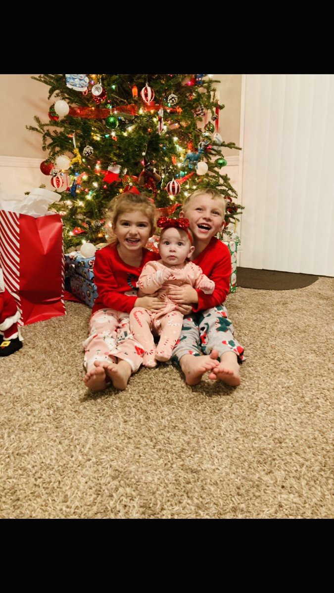roddenberrynic's tweet photo. Merry Christmas Eve from my little loves ❤️🎅🏻🎄💚 https://t.co/W7VHucPHGB