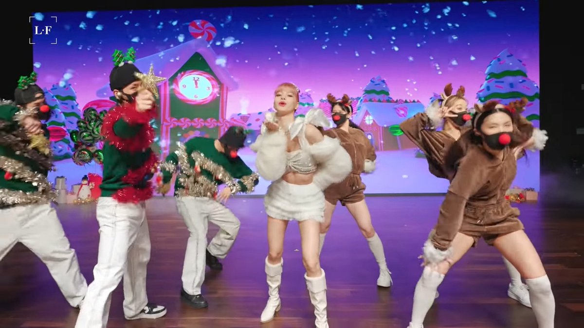 cyanblink's tweet photo. Money Dance Performance Christmas Version! Thank you Lisa! 💗 @blackpink https://t.co/5evh203LdI