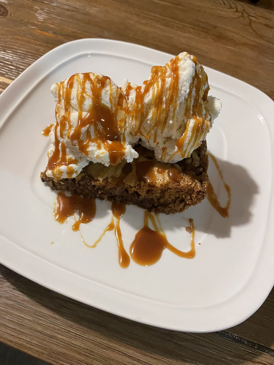 HTPro10's tweet photo. A little Xmas Eve date night. Blondies from scratch ❤️ #YearofDates https://t.co/gfU4DDDhqf