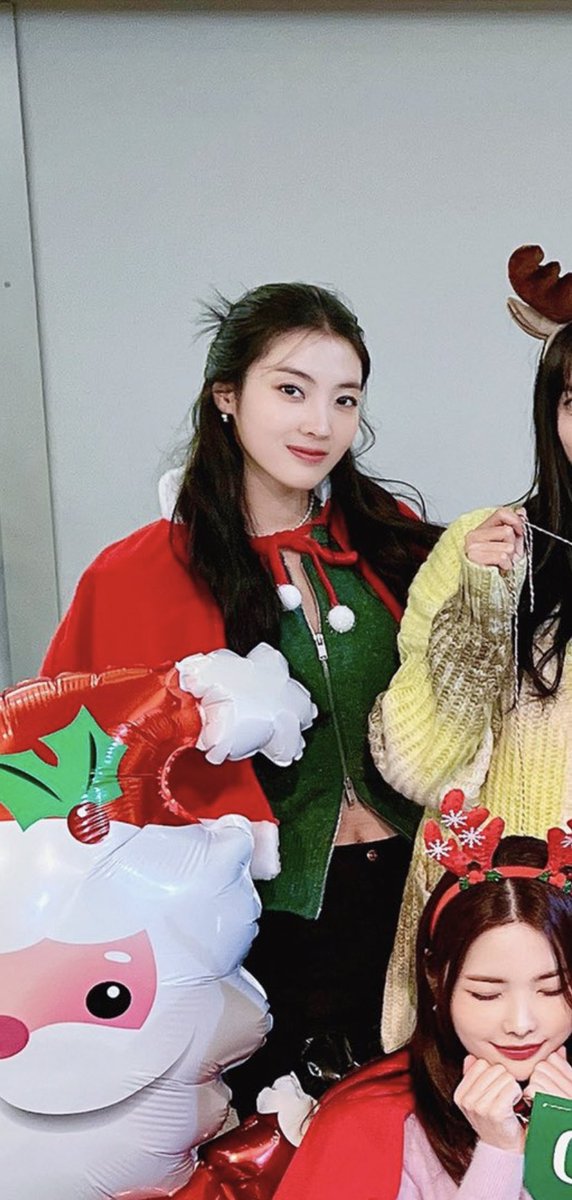 lucyarchived's tweet photo. merry christmas from lucy! #노효정 https://t.co/hQyhqyO0ix