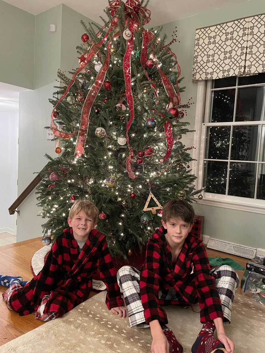noneal510's tweet image. There are a whole lot of change of traditions this year for me. All of them are for sad reasons, but I am thankful for these two that make Christmas still a joyful holiday. 

Merry Christmas to you and your families. 🎄🦌❤️
