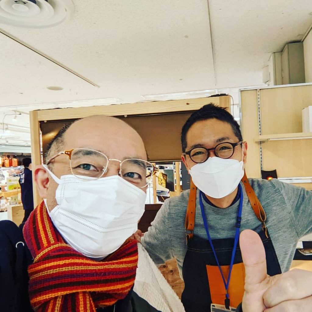 takeyaman's tweet photo. サタデー晴れたねぶらり旅〜。池袋東武8F日本の職人展「Feel Lab」弦間くんとパシャリ!新しいほおづきのランプいい! #ぶらり旅 #feellab #池袋東武百貨店 #クリエーター #ランプ https://t.co/R9YxGASrc3 https://t.co/dQMMuLGhjM