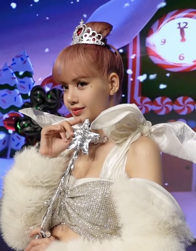 lsmygem's tweet photo. OMGGG LISAAAA 😭😭😭 https://t.co/tqES1jwhmu
