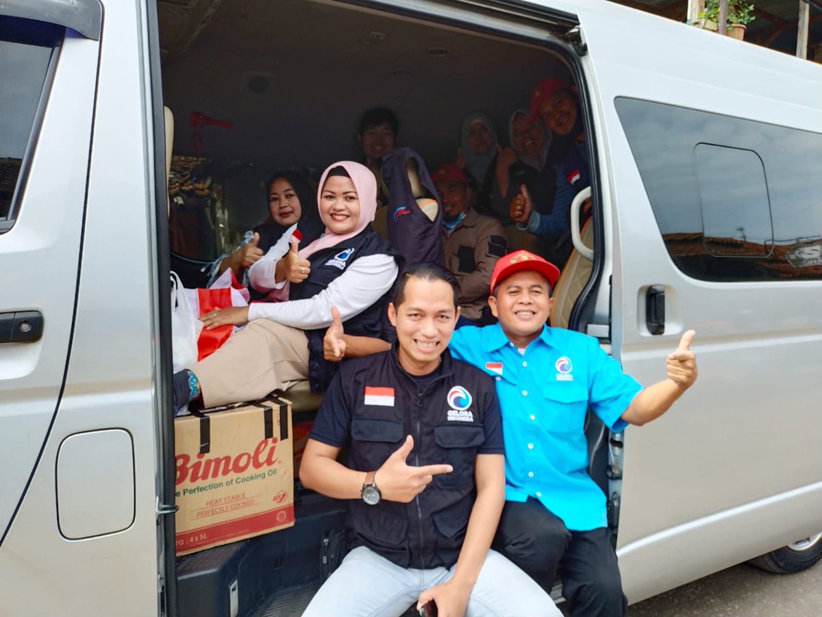 endykurniawan's tweet image. Posko #Bluehelmet Erupsi Gunung Semeru di Pasirian &amp;amp; Pronojiwo, #Lumajang masih melanjutkan pelayanan kepada pengungsi, masyarakat &amp;amp; relawan di masa pemulihan.

Hari ini sahabat dari DPD Kabupaten Bandung mengirim bantuan dan tenaga medis ke Lumajang. 

Salam kolaborasi 🤝