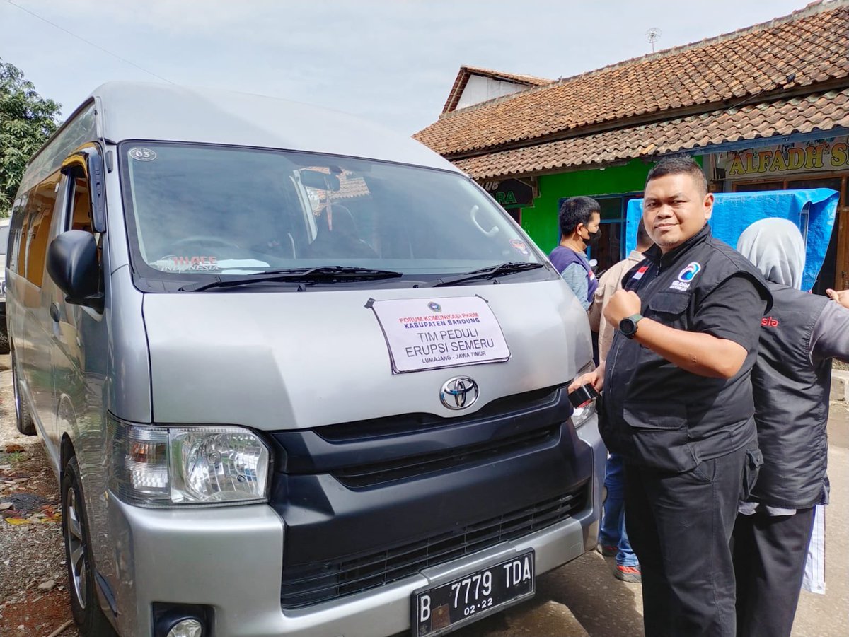 endykurniawan's tweet image. Posko #Bluehelmet Erupsi Gunung Semeru di Pasirian &amp;amp; Pronojiwo, #Lumajang masih melanjutkan pelayanan kepada pengungsi, masyarakat &amp;amp; relawan di masa pemulihan.

Hari ini sahabat dari DPD Kabupaten Bandung mengirim bantuan dan tenaga medis ke Lumajang. 

Salam kolaborasi 🤝