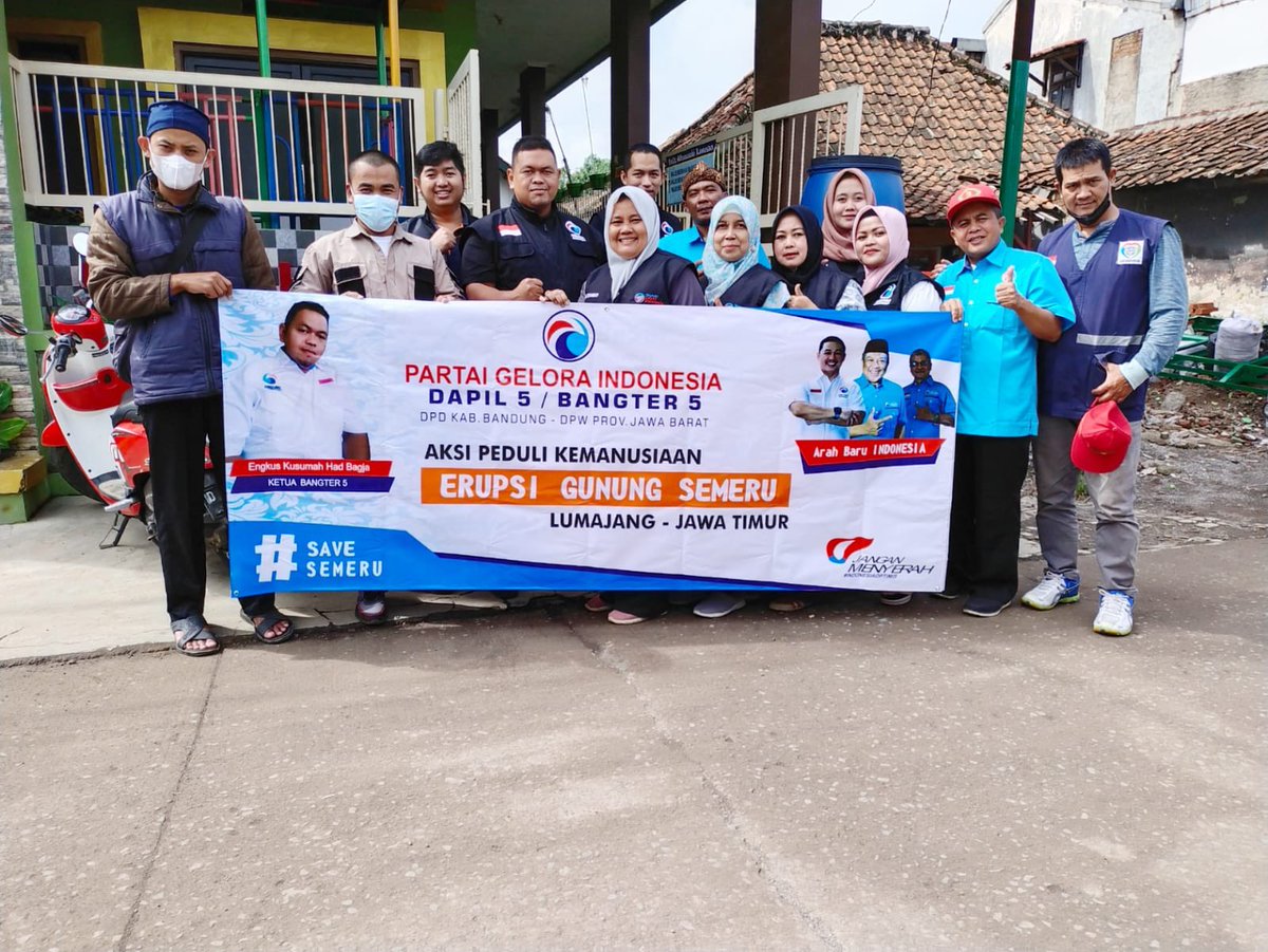 endykurniawan's tweet image. Posko #Bluehelmet Erupsi Gunung Semeru di Pasirian &amp;amp; Pronojiwo, #Lumajang masih melanjutkan pelayanan kepada pengungsi, masyarakat &amp;amp; relawan di masa pemulihan.

Hari ini sahabat dari DPD Kabupaten Bandung mengirim bantuan dan tenaga medis ke Lumajang. 

Salam kolaborasi 🤝