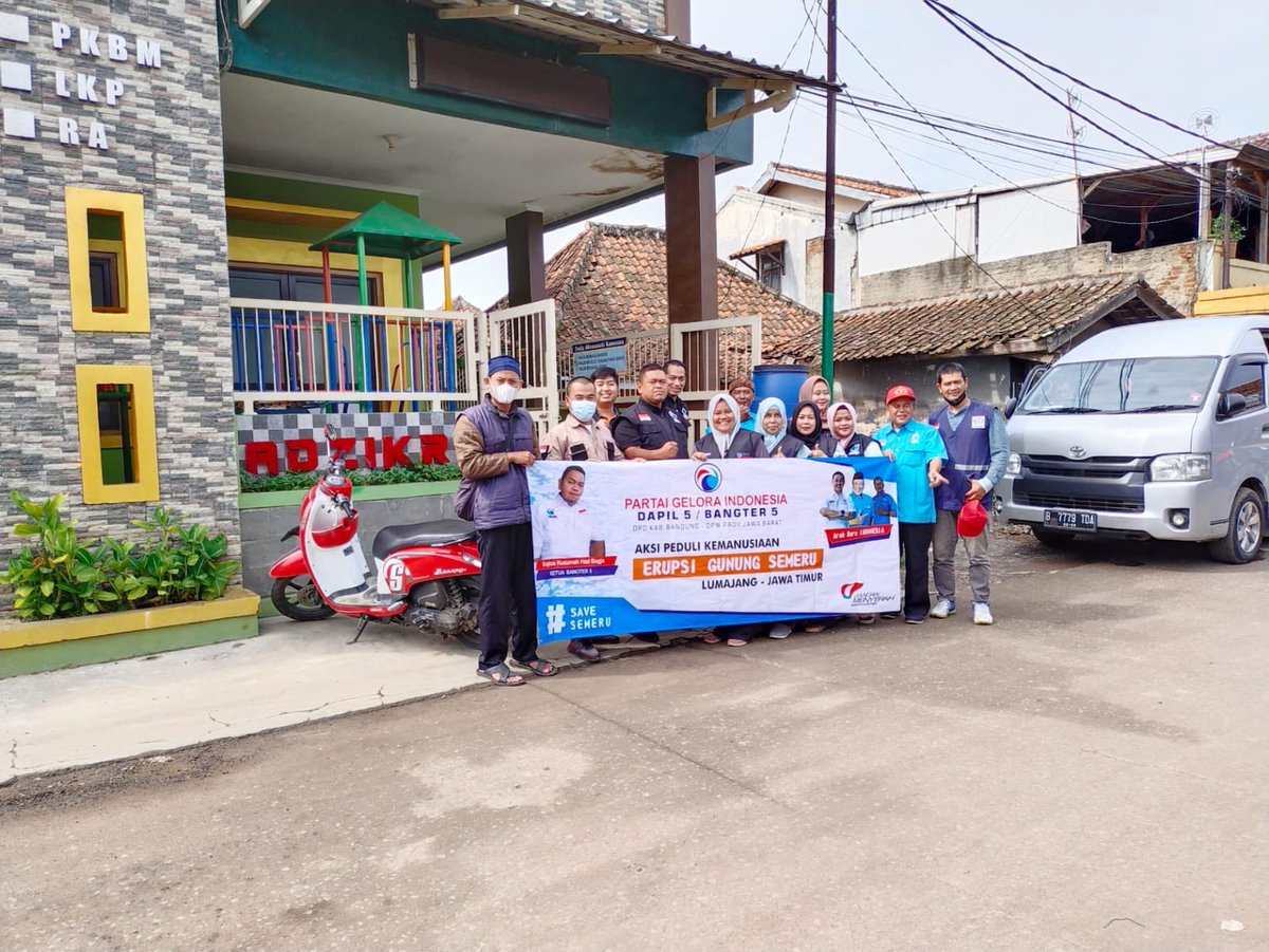 endykurniawan's tweet image. Posko #Bluehelmet Erupsi Gunung Semeru di Pasirian &amp;amp; Pronojiwo, #Lumajang masih melanjutkan pelayanan kepada pengungsi, masyarakat &amp;amp; relawan di masa pemulihan.

Hari ini sahabat dari DPD Kabupaten Bandung mengirim bantuan dan tenaga medis ke Lumajang. 

Salam kolaborasi 🤝