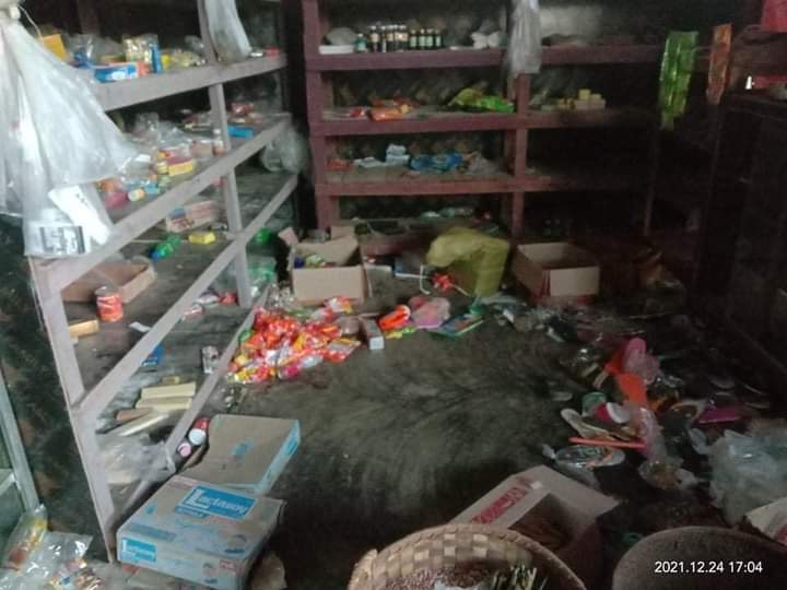 miN13700's tweet photo. The military council troops stationed in Ban Bwe village, Yinmarbin tsp, Sagaing Division, destroyed houses, killed livestock, took the people's belongings with them and withdrew from the village on the evening of Dec 24.
#PropagandaOfWorld 
#Dec25Coup  
#WhatsHappeningInMyanmar https://t.co/s7GlhSsBkg