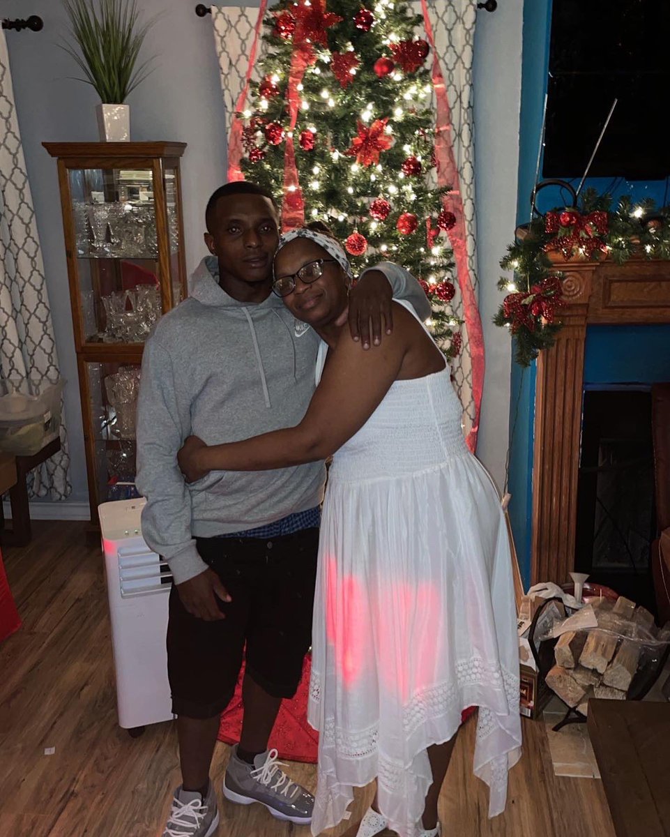 CoreyForKeeps's tweet image. If don’t nobody know love mama do #MamaKnowLove 🖤