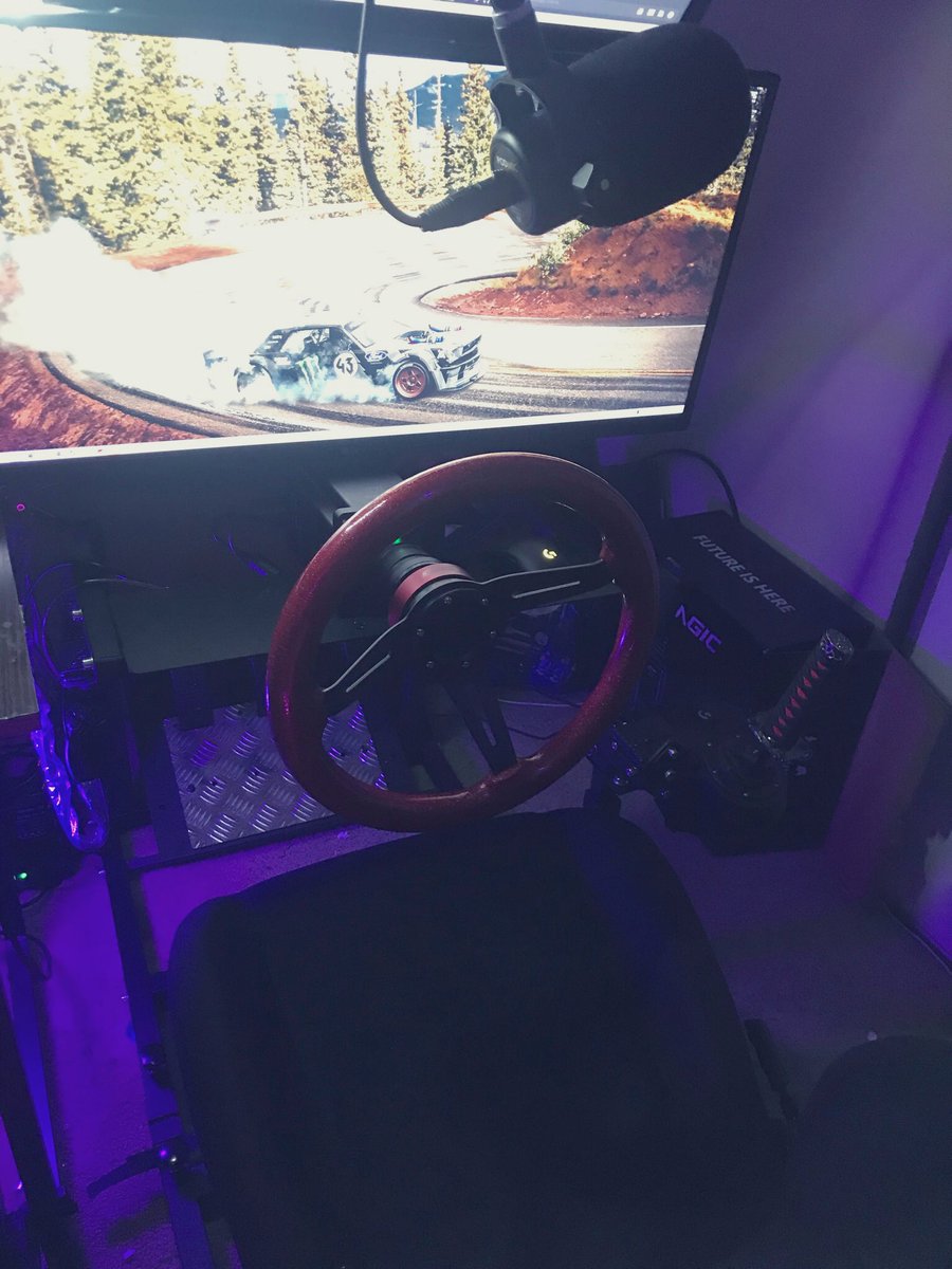 CocoBearTV's tweet photo. Out with the logi in with the direct drive 😍 #simagic https://t.co/26znJtISnE