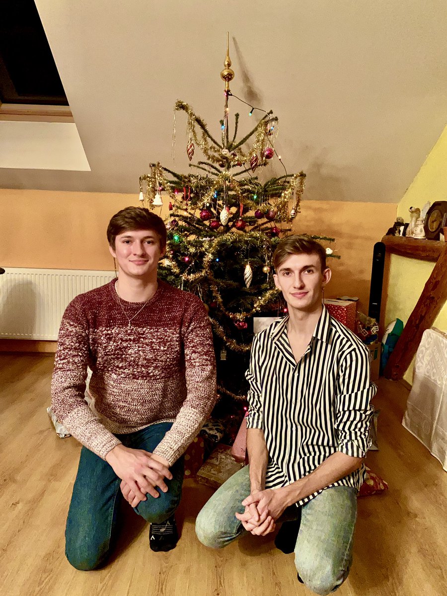 hradecti's tweet photo. Přejeme všem krásné pohodové Vánoce, mnoho radosti, zdraví a štěstí v kruhu svých nejbližších a opatrujte se!❤️🎄 https://t.co/rb88A48PeY