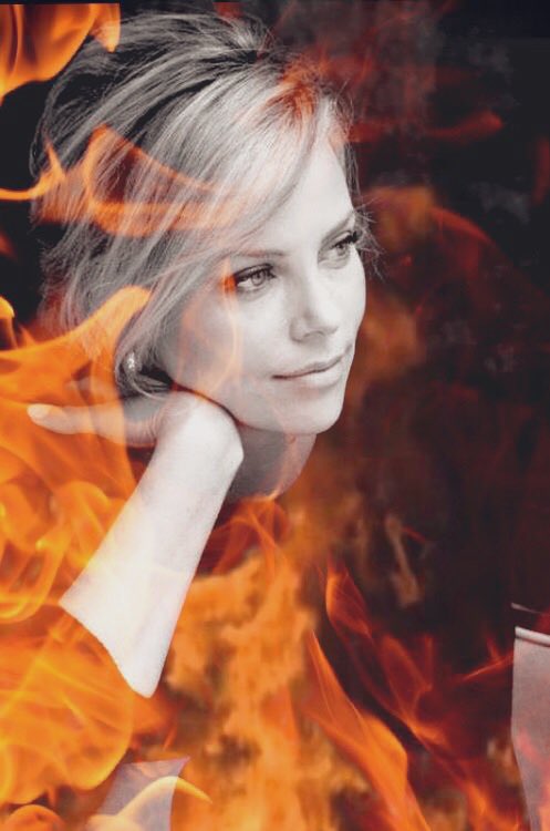 I feel like a superstar this Christmas! 

[Wait, I am a super dragon star.]
🐲💫 🐲

#MerryChristmas from the original queen of bling. 👸💎💋 👑 

#FireAndBlood #TargaryenChristmas 🔥🔥🔥