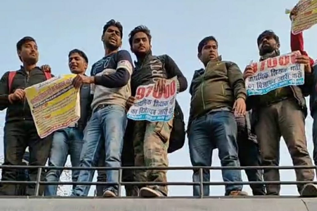 imAshiAB's tweet photo. हार मानकर बैठना नहीं है अपने प्रयास अपनी लड़ाई जारी रखनी है पदों की संख्या बढ़वानी है  जो प्रयास २३ dec को किया गया पुनः एक बार करना होगा 28 dec को जीत जरूर  हम सब की होगी @Amancbsmss1416 
@Abhishe70060381 
@JagratiKomal
#नई_प्राथमिक_शिक्षक_भर्ती https://t.co/IvgSraqtlt
