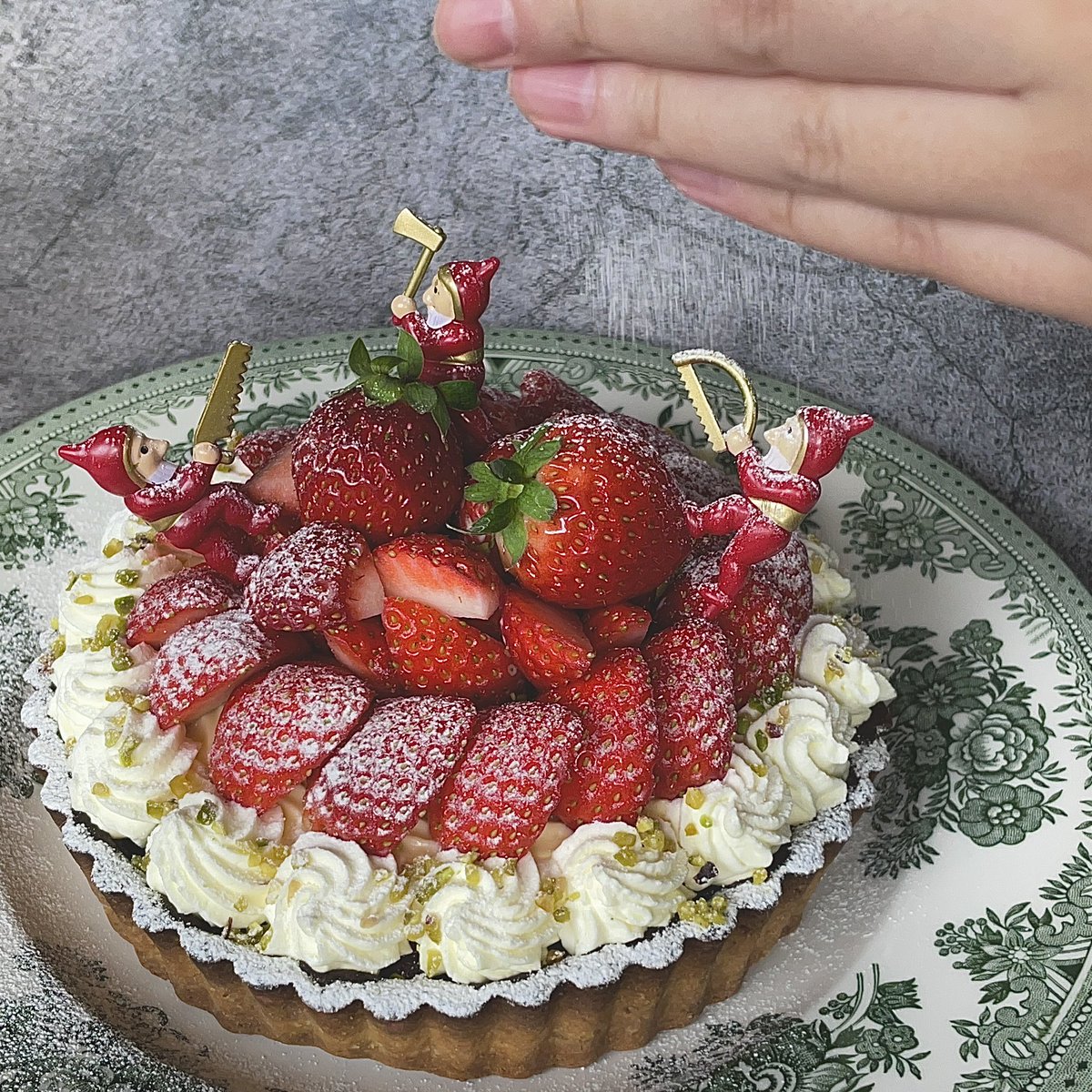 im7i9k's tweet photo. ☃️🎄Merry Christmas 🎄☃️

今年のクリスマスケーキは苺とピスタチオのフレッシュタルト🍓🍓

木こりさん達が��っせとお仕事してる上からお砂糖の雪を降らせました🌨

#クリスマスケーキ
#お菓子作り好きな人と繋がりたい
#コッタ https://t.co/b2gS3Gazpz