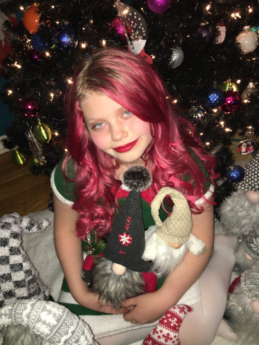 ua_ursula's tweet photo. Merry Christmas to all! https://t.co/AdfGJWsgv7