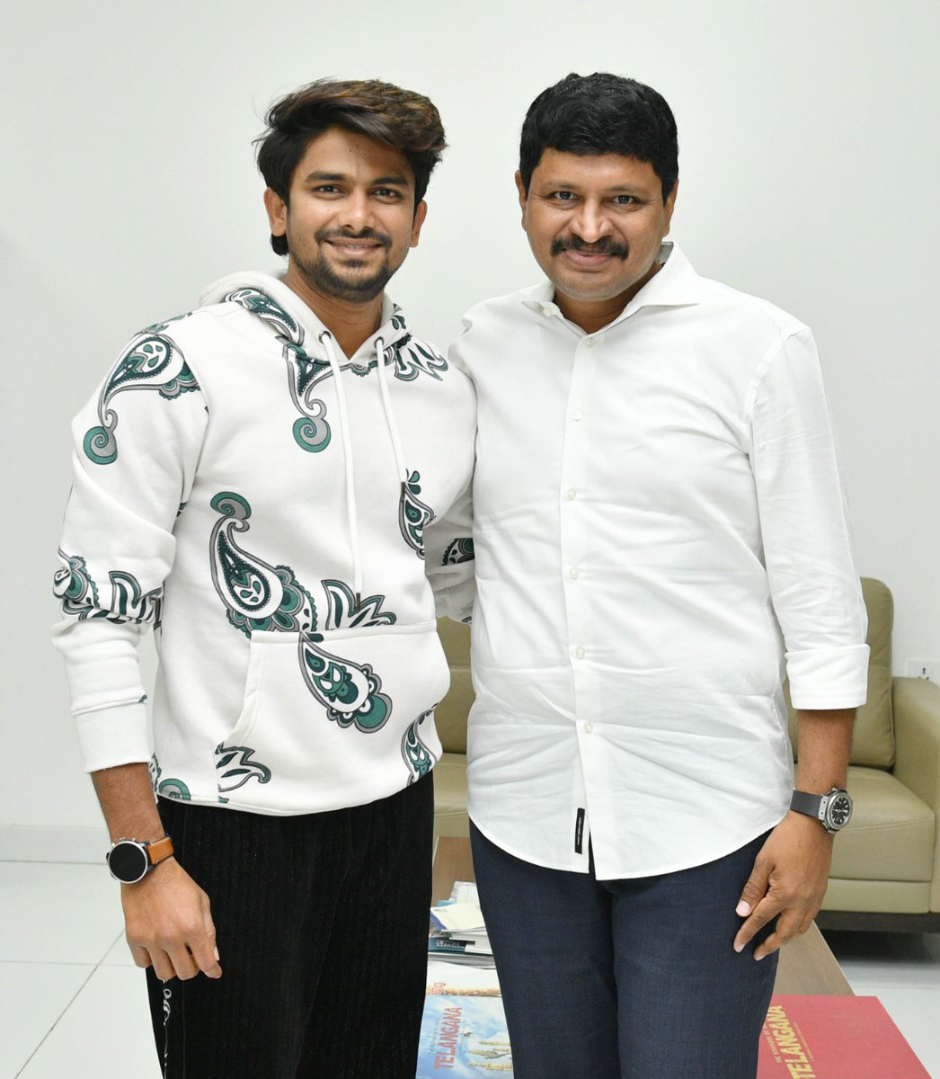 VJSunnyOfficial's tweet photo. Met @MPsantoshtrs garu at his office ! It was nice meeting you sir ❤️!

#HaraHaiTohBharaHai #sunny #iamvjsunny https://t.co/uzQuicVd6D