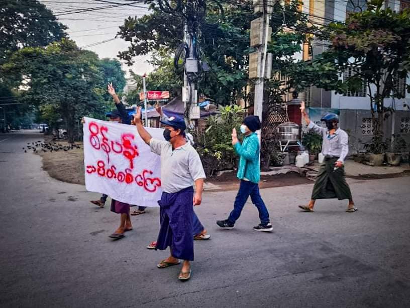 DemoRevoMM's tweet photo. Anti-coup revolutionary strike in Mandalay's Seinpan this morning. 🪧

#Dec25Coup #PropagandaOfWorld
#WhatsHappeningInMyanmar https://t.co/pBlnyQMubk