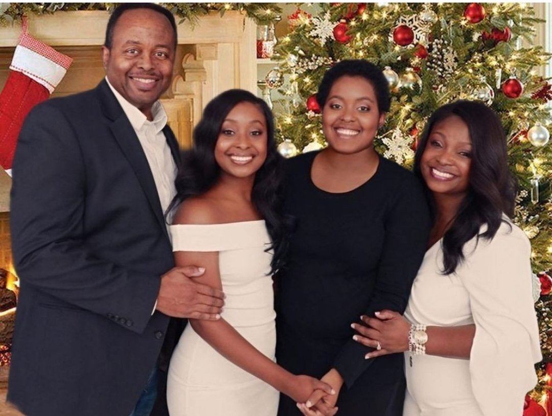 michellem1908's tweet photo. Merry Christmas from The Meeks Family! Jesus is the reason for the season💚 https://t.co/6lvHlUpsWS