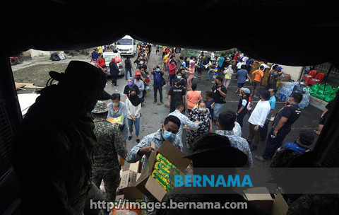 Bernama_Radio's tweet photo. 500 anggota ATM ditambah bantu bersihkan kawasan terjejas banjir di Sri Muda, Shah Alam - Panglima ATM, Jeneral Tan Sri Affendi Buang https://t.co/dlhrOX7fpP