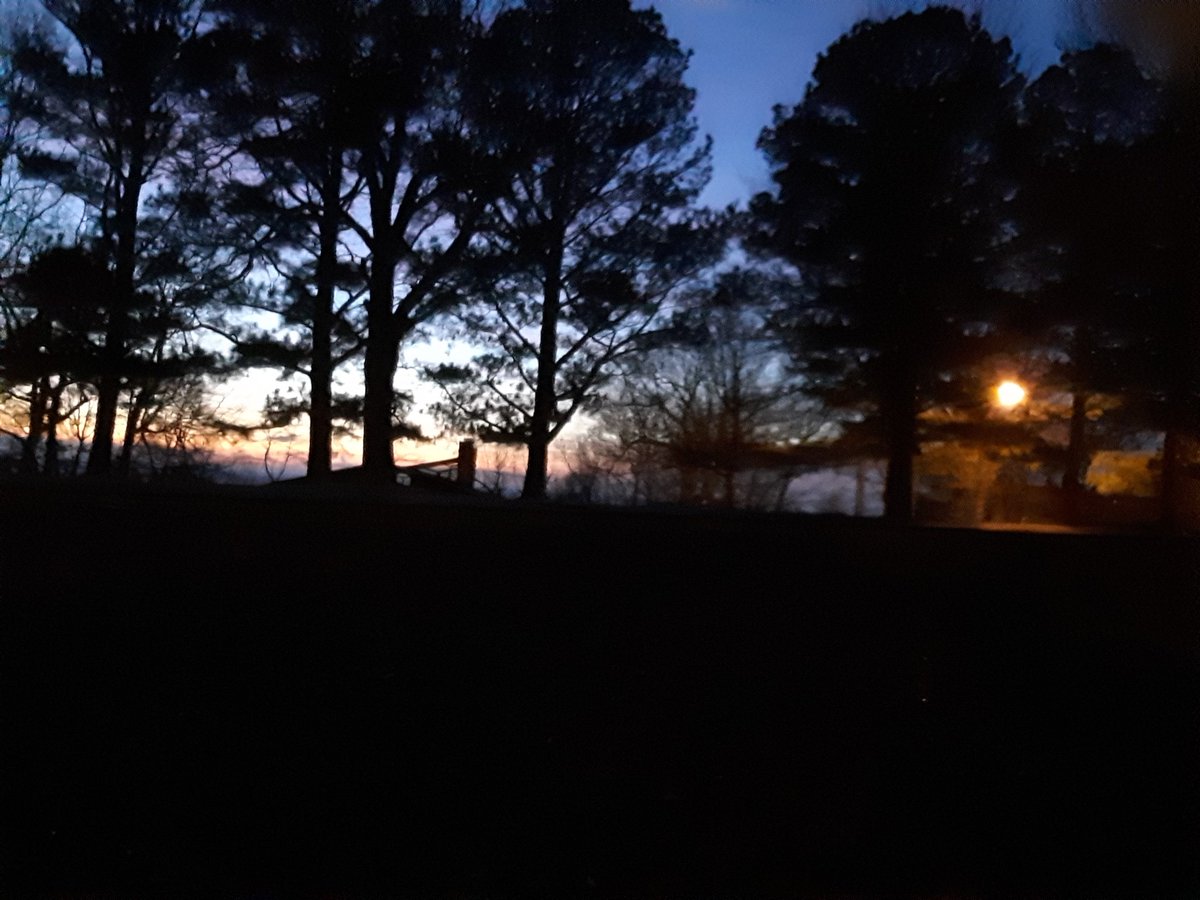 wordsmith9's tweet photo. Sunrise workout. Christmas Eve morning.
#HolidayWeekend #FridayFitness #sunrise https://t.co/atQyCQmWC2