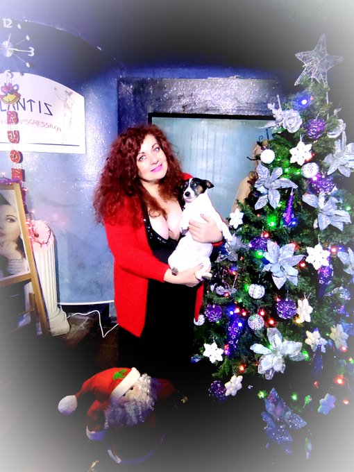 Buon Natale a tutti da #jessicarizzo  e da #eva ❤️❤️  https://t.co/wTXZjUBbQu  #buonnatale #merrychristmas #bonno&euml;l<a href="/tag/jessicarizzo"class="tags">#jessicarizzo</a><a href="/tag/eva"class="tags">#eva</a><a href="/tag/tree"class="tags"><span>#tree</span></a><a href="/tag/christmas"class="tags"><span>#christmas</span></a><a href="/tag/merrychristmas"class="tags"><span>#merrychristmas</span></a><a href="/tag/christmastree"class="tags"><span>#christmastree</span></a>