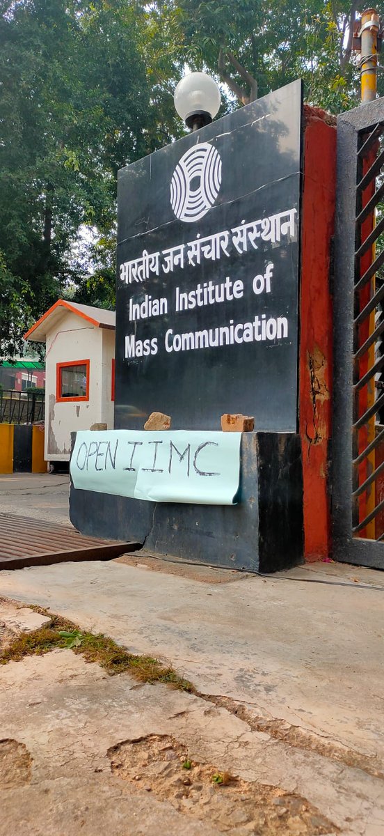 AsimMishra2000's tweet photo. क्यों करना है 17 का इंतजार , 
कैंपस खोल दो 3 को यार ।
@IIMC_India
#OpenIIMC https://t.co/XEVXEPacOh