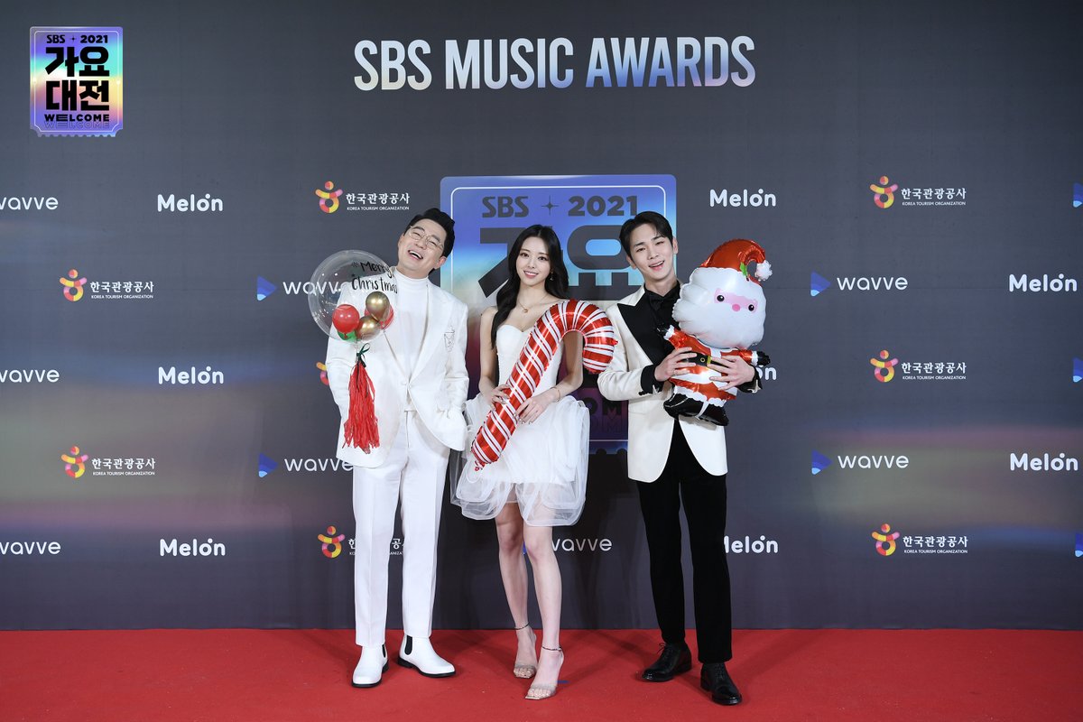 SBSNOW's tweet photo. <2021 SBS 가요대전> 크리스마스 포토월🎄
#붐 #키 #유나 

2021 SBS <가요대전>
☞ 12월 25일 [토] 저녁 6시 방송

#SBS가요대전 #2021가요대전 #가요대전 https://t.co/RgcHlA9puM