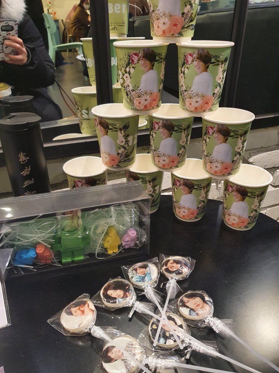 cynicalemon's tweet photo. 밧쨩 생카 갔다옴! 전프레 받고 한번 둘러보는게 얼마나 재밌게요.. 오늘 컨디션 시괜찮아서 후딱갔다온거 너무 뿌듯하고 쿠키 너무 귀엽고 우리 장르도 생카ㅜㅠ 주최 감사합니다 💚💚
#Merry_Aiba_Mas
#Happy_AIBA_DAY
#크리스마스이브에_내려온_기적
#햇살보다_밝은_너
#아이바마사키생일카페 https://t.co/HbeBAa0l7B