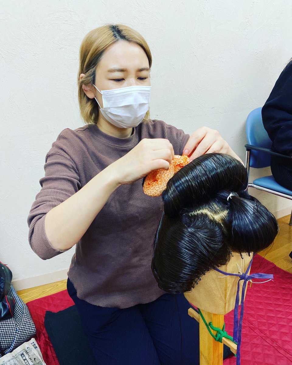 SakkouS's tweet photo. スマホの故障でしばらくぶりの投稿。��年最後の日本髪研究会の様子です。「文金高島田」の後、結綿及び結綿がけの鹿子のお稽古も https://t.co/ROtfQfUKcZ