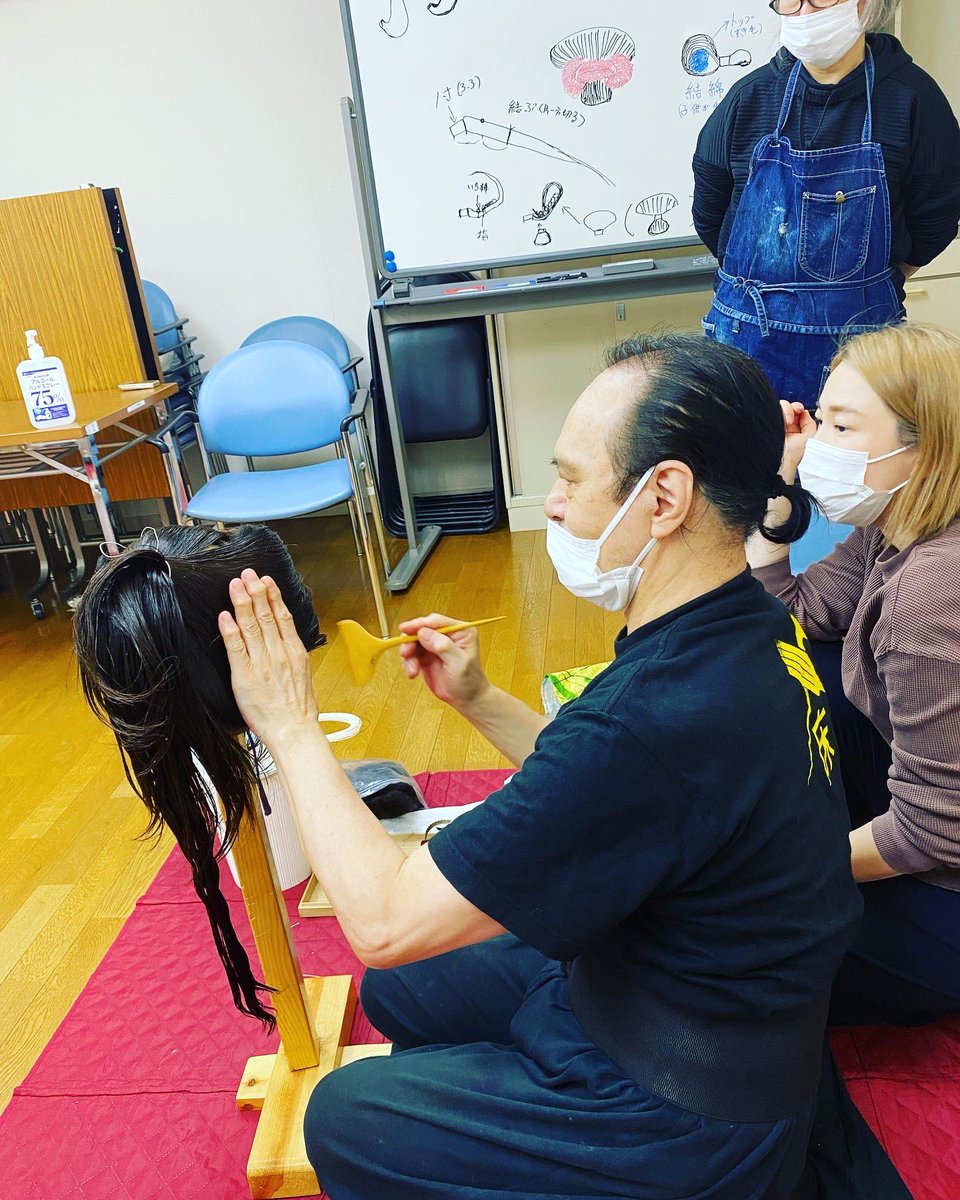 SakkouS's tweet photo. スマホの故障でしばらくぶりの投稿。��年最後の日本髪研究会の様子です。「文金高島田」の後、結綿及び結綿がけの鹿子のお稽古も https://t.co/ROtfQfUKcZ