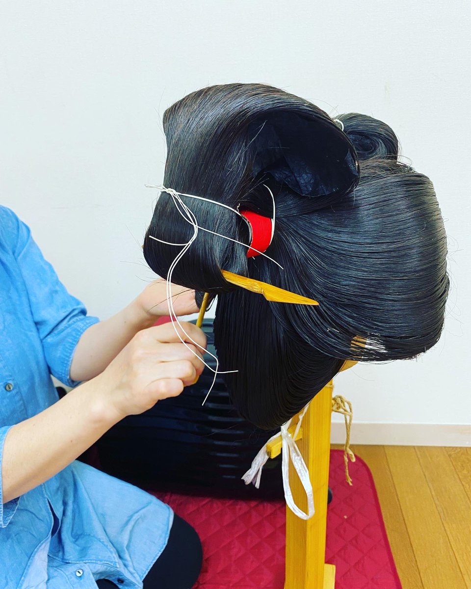 SakkouS's tweet photo. スマホの故障でしばらくぶりの投稿。��年最後の日本髪研究会の様子です。「文金高島田」の後、結綿及び結綿がけの鹿子のお稽古も https://t.co/ROtfQfUKcZ