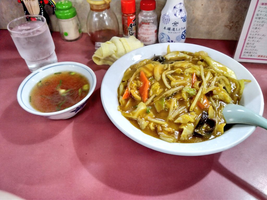 遅い昼食は子供の頃からの馴染みのお店、四日市にある ｢、 をいただきました。今夜のメニューはカラーだと聞いているのに、ついつい頼むという。安定の美味しさようやく落ち着きました。