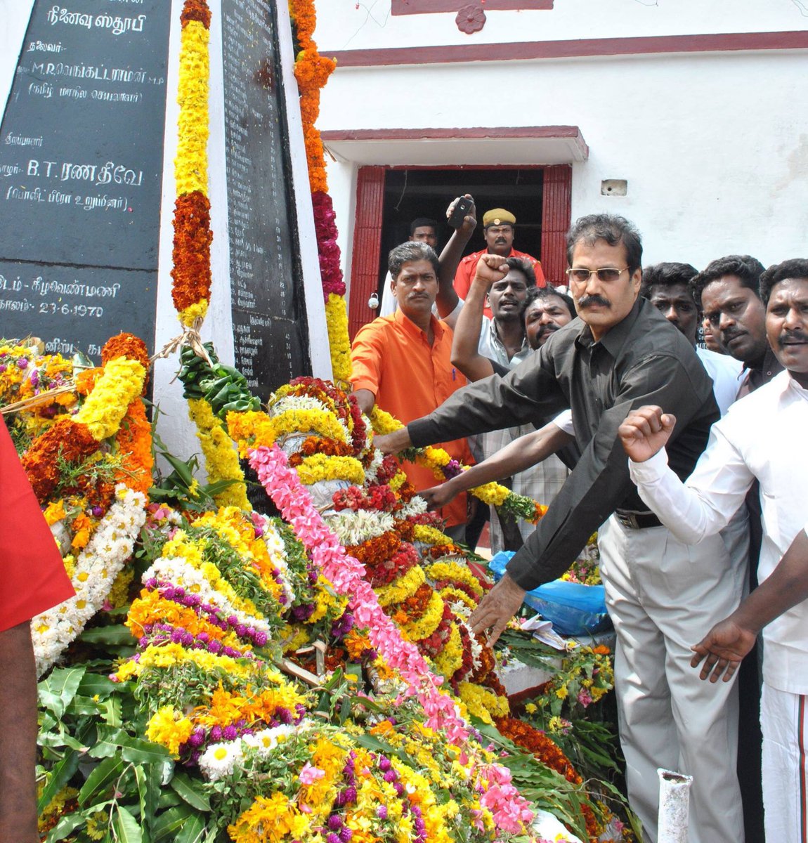 தமிழர் நிலத்தில் வேளாண்மைக்கு தொடர்பில்லாதவர்கள் எப்படி நிலச்சுவான்தார் ஆனார்கள்

உழவு மட்டுமே செய்த தேவேந்திரர்கள் எப்படி கூலியாட்கள் ஆனார்கள் என்பதை பேச மறுப்பதில் இருக்கு திராவிட-கம்யூனிஸத்தின் சூழ்ச்சி.

மண்ணுரிமைக்கான போரில் உயிர்நீத்த 44 தேவேந்திரர்களுக்கு புகழ் வணக்கங்கள்!