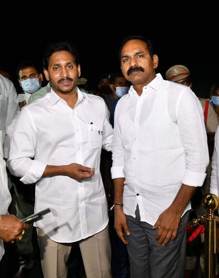 poolasurendra's tweet photo. మన ముఖ్యమంత్రి వైయస్ జగన్మోహన్ రెడ్డి గారిని మర్యాదపూర్వకంగా కలిసిన రాష్ట్ర C.E.C.  సభ్యులు పూల శ్రీనివాసులు రెడ్డి అన్న గారు... https://t.co/8jai50UPsu