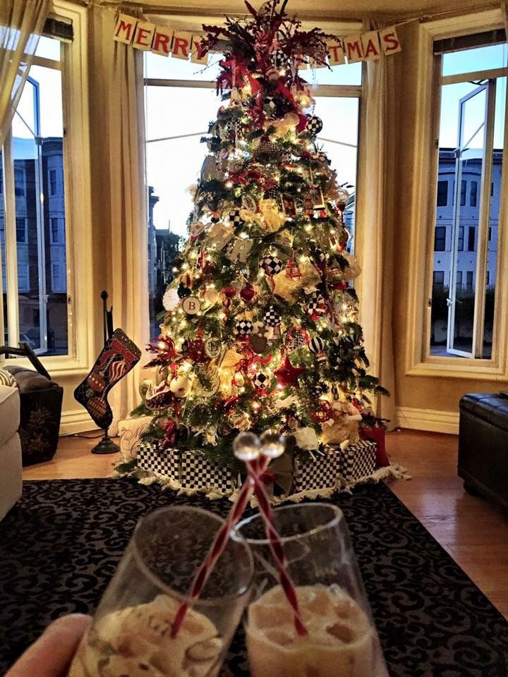 —Chul había invitado a <a href="/Kun11xd_B/">❰Kun❱</a> a su casa para celebrar noche buena y navidad con la familia de Chul. Así que pudieron ver películas y comer bocadillos navideños mientras se desvelaban juntos.
Ya que se quedaron a dormir ahí, en la mañana Chul publica una foto en IG.—