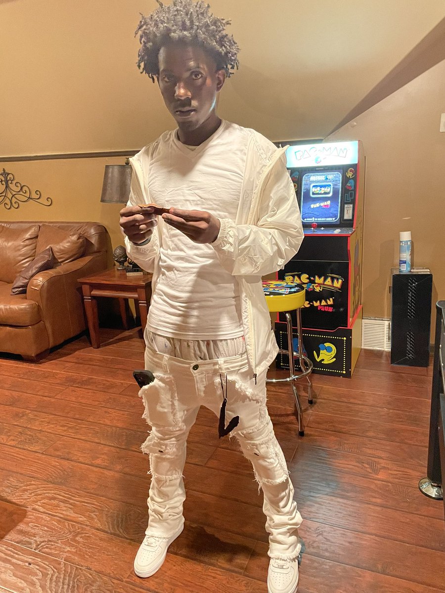 haitianboytrap's tweet photo. sikc n tied of toting gunz I jus wanna live babygur sometimes I jus need a hug fa bein real🌋🤍⚔️
#loyaltyoutvalueseverything https://t.co/rwB3nOnqpB