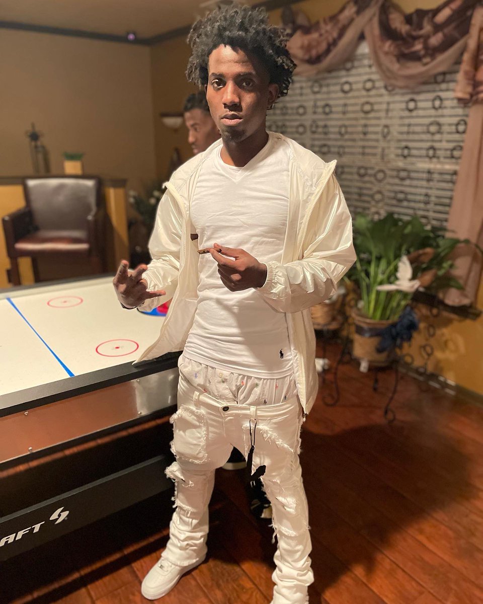 haitianboytrap's tweet photo. sikc n tied of toting gunz I jus wanna live babygur sometimes I jus need a hug fa bein real🌋🤍⚔️
#loyaltyoutvalueseverything https://t.co/rwB3nOnqpB
