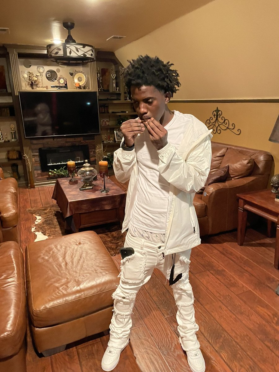 haitianboytrap's tweet photo. sikc n tied of toting gunz I jus wanna live babygur sometimes I jus need a hug fa bein real🌋🤍⚔️
#loyaltyoutvalueseverything https://t.co/rwB3nOnqpB