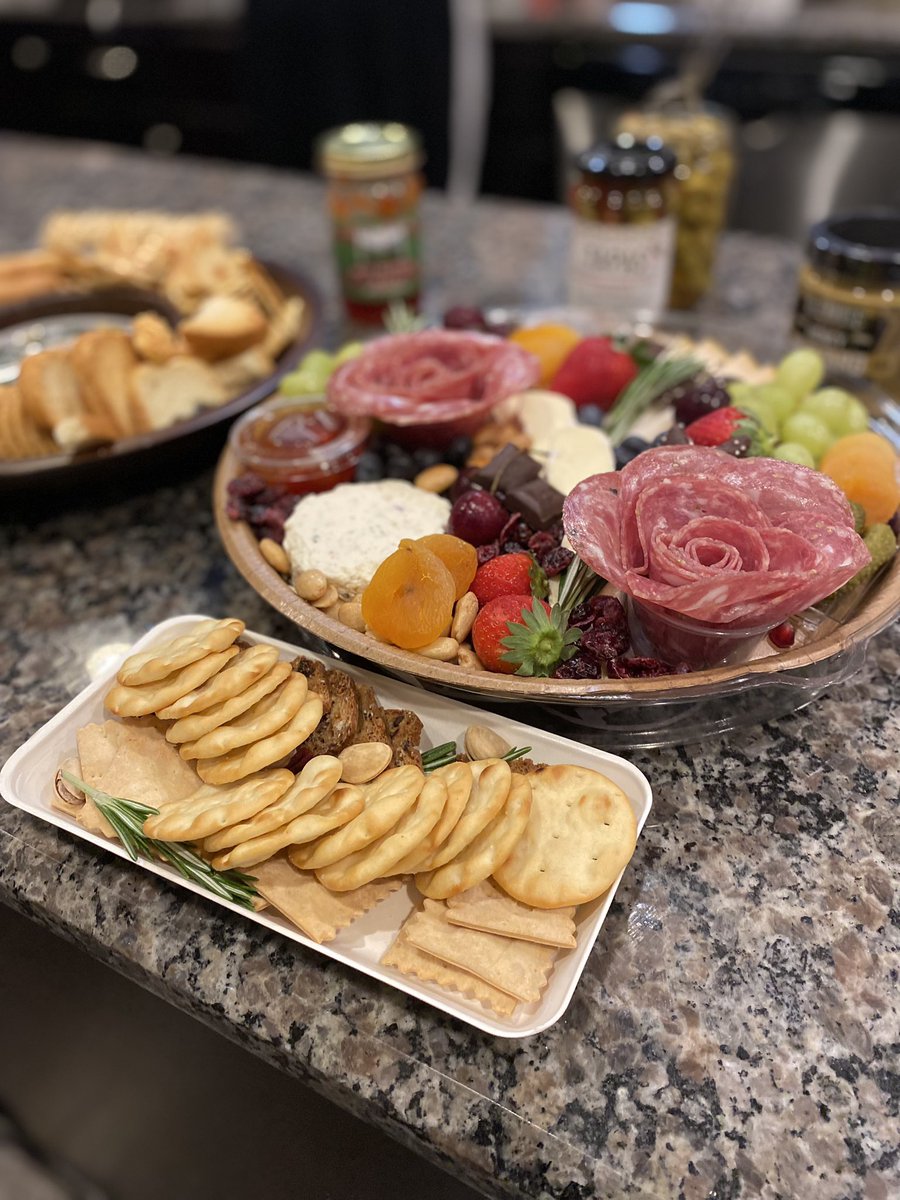 kthoodiepockets's tweet photo. @MeatandGraze Thank you so much for an amazing centerpiece to our Christmas Eve dinner!! #delicious https://t.co/pfGzEJxpPe