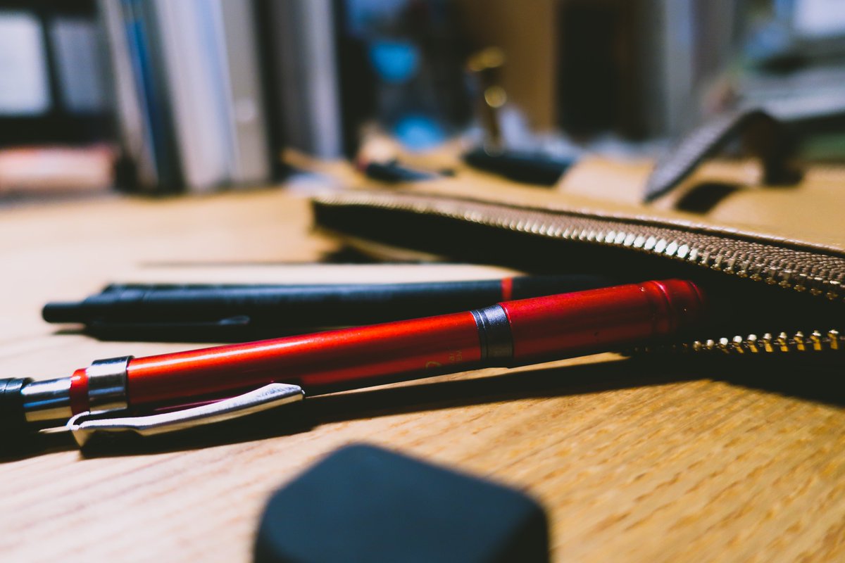 Kyo_pcfun's tweet photo. LAMY2000が届いて一段落経ったので新しい仲間たちと一緒に撮影！
ずっと眺めていたいくらい文具好きの心を擽る素晴らしいペンケースだと思います
あと値段的にも雰囲気的にも場違い感醸し出してるデルガードはいずれカヴェコスペシャルにでも変えようかなと考え中
#筆箱紹介
#ルポペンケース
#CCOMPANY https://t.co/NdB29InCSU