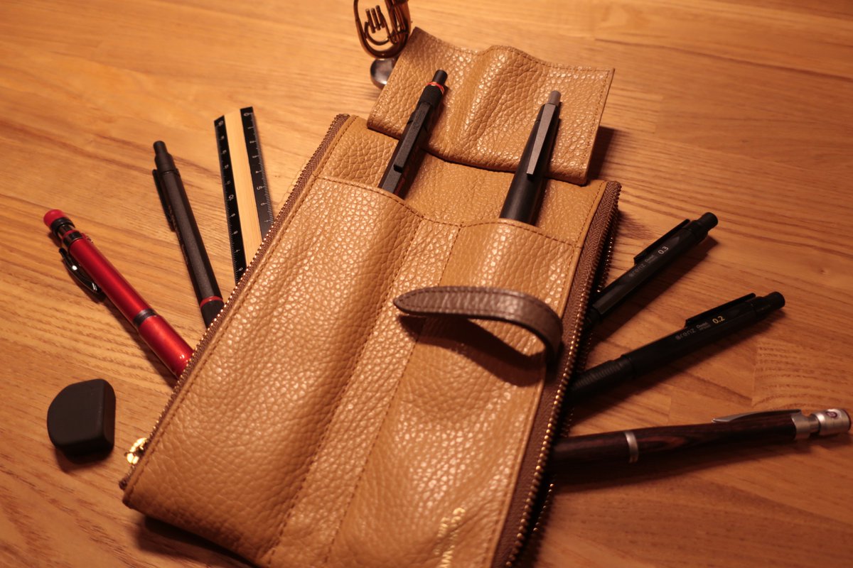 Kyo_pcfun's tweet photo. LAMY2000が届いて一段落経ったので新しい仲間たちと一緒に撮影！
ずっと眺めていたいくらい文具好きの心を擽る素晴らしいペンケースだと思います
あと値段的にも雰囲気的にも場違い感醸し出してるデルガードはいずれカヴェコスペシャルにでも変えようかなと考え中
#筆箱紹介
#ルポペンケース
#CCOMPANY https://t.co/NdB29InCSU