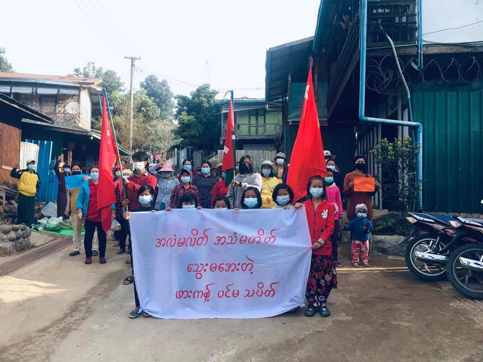ActivistLittle's tweet photo. Anti-coup revolutionary strike in Kachin's Hpakant as usual without a day off. 🪧

#Dec25Coup #PropagandaOfWorld
#WhatsHappeningInMyanmar https://t.co/1AIobDEMac