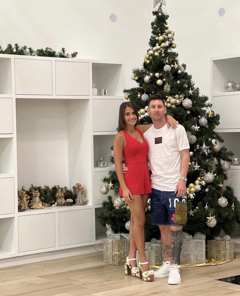WeAreMessi's tweet photo. Merry Christmas from the Messi family 🎄🤗 https://t.co/gnTEerefdq