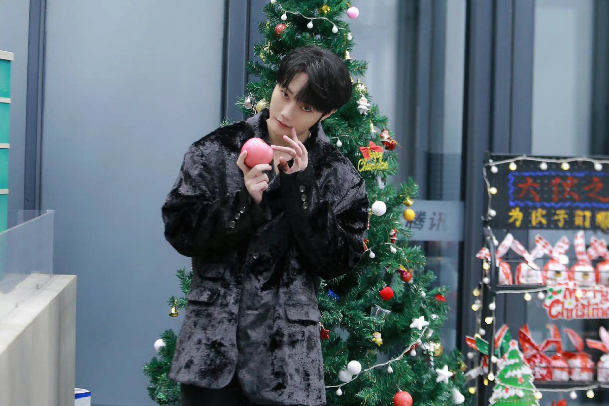 liuyesarchive's tweet photo. merry christmas from liuye ❤️🎄 https://t.co/0TBQetESYn