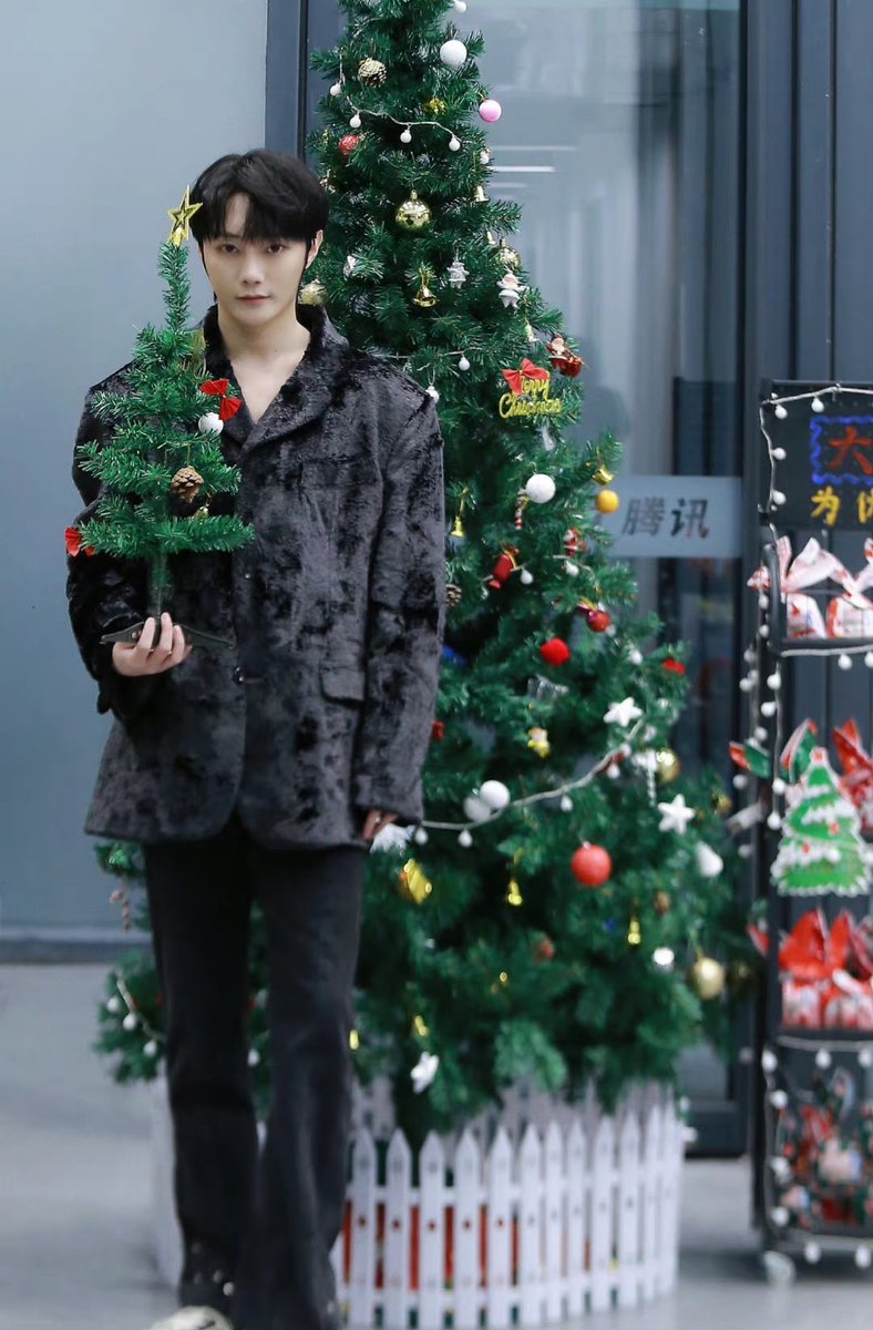 liuyesarchive's tweet photo. merry christmas from liuye ❤️🎄 https://t.co/0TBQetESYn