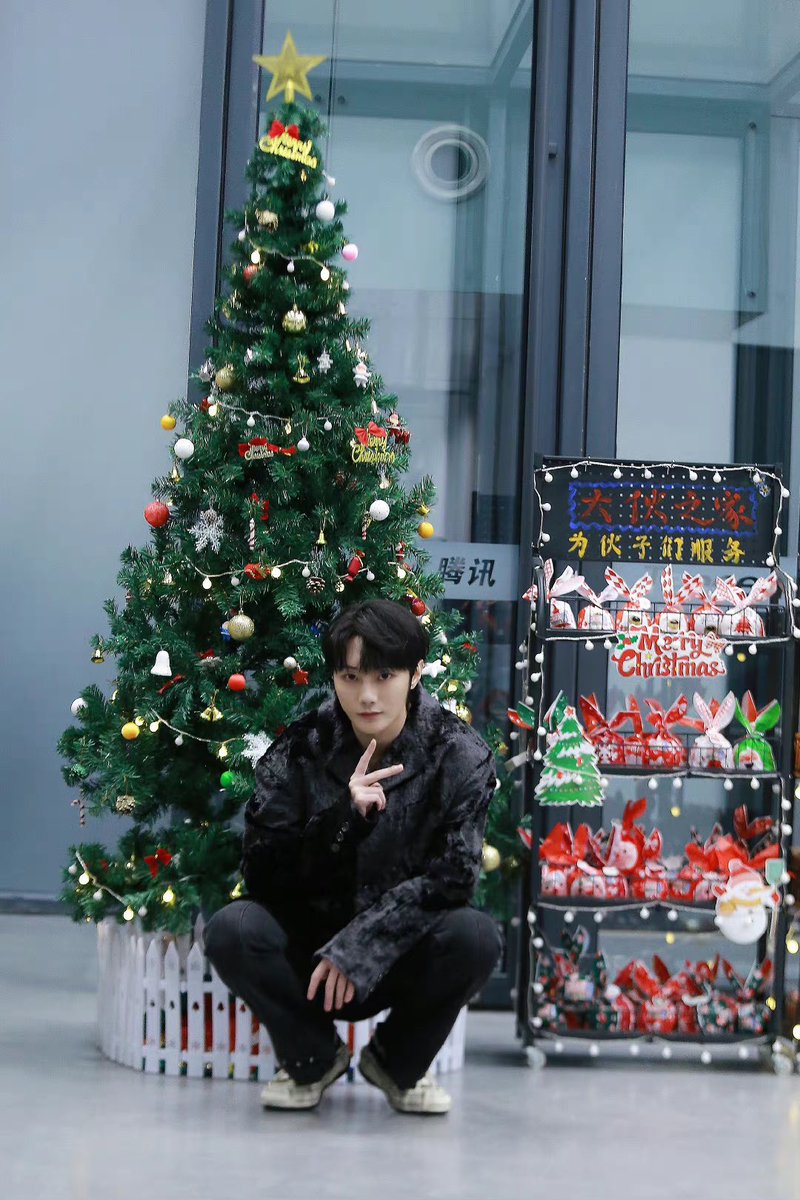 liuyesarchive's tweet photo. merry christmas from liuye ❤️🎄 https://t.co/0TBQetESYn