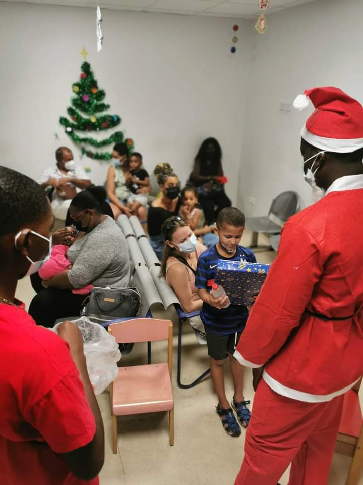 banelot's tweet photo. Joyé Nwel à tous surtout à nos adhérents et aux enfants souffrants dans les hopitaux🎁
Ban-é-lot accompagnait le #PèreNoël pour offrir des #cadeaux aux enfants hospitalisés au Pôle Parent-Enfant sur le site de Palais Royal - #CHU aux Abymes https://t.co/UFj8wJC9VT
