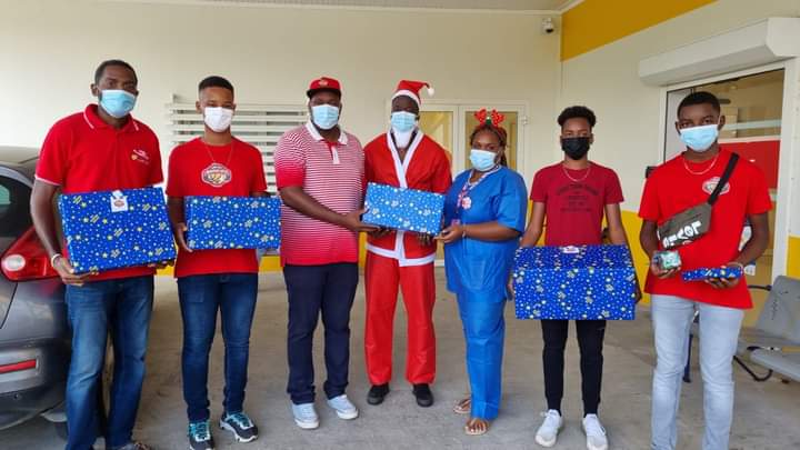 banelot's tweet photo. Joyé Nwel à tous surtout à nos adhérents et aux enfants souffrants dans les hopitaux🎁
Ban-é-lot accompagnait le #PèreNoël pour offrir des #cadeaux aux enfants hospitalisés au Pôle Parent-Enfant sur le site de Palais Royal - #CHU aux Abymes https://t.co/UFj8wJC9VT
