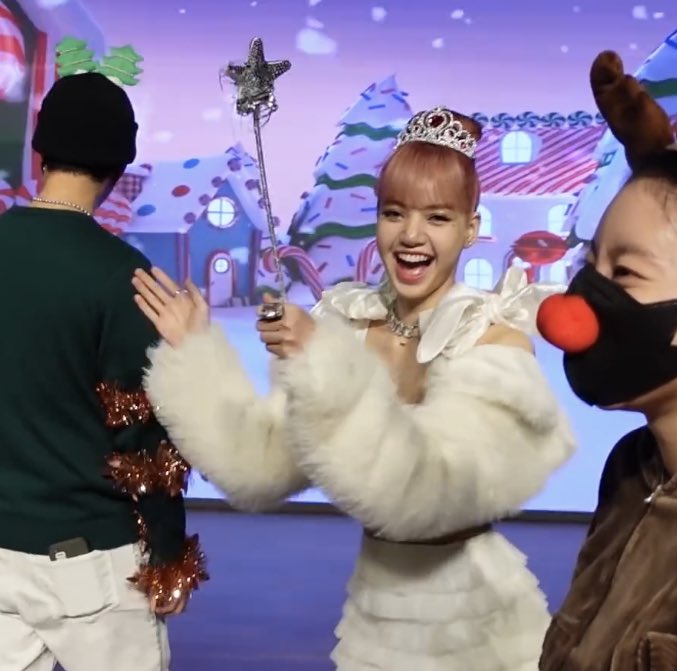 LiliesHome_'s tweet photo. นางดื้อ นางซน นางน่ารักจัง ไอ่เด็กเอ้ยยย

LILI’s FILM -  ‘MONEY’ Dance Performance (Christmas Ver.) FO
https://t.co/AKrIXYzS5F

#LALISA #LISA #LILIFILM https://t.co/zQOhNIBFAa